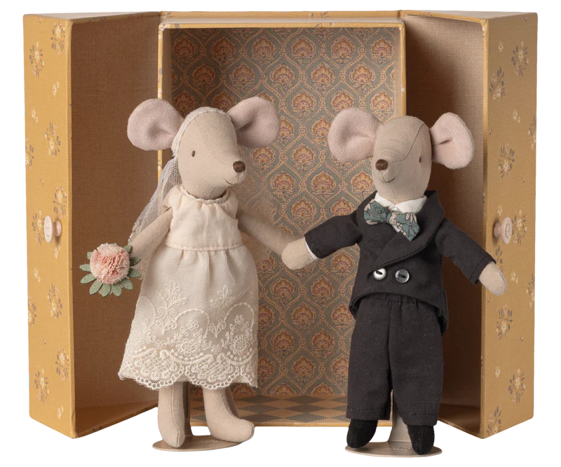 Wedding mice couple in box, Mum and dad