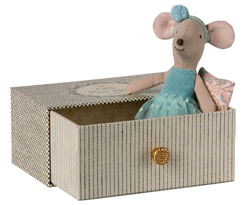 Dance mouse in daybed, Little sister
