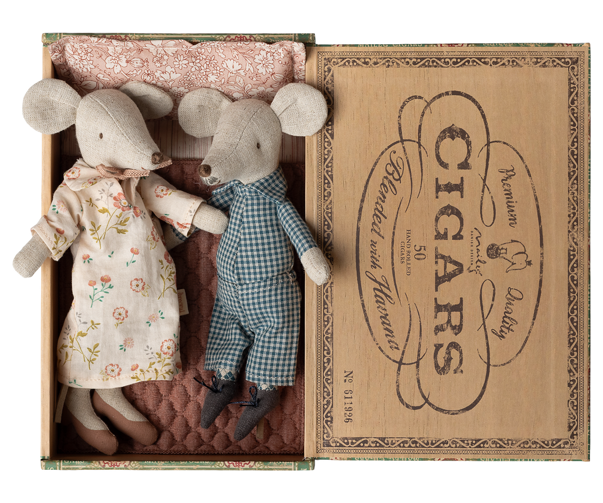 Grandma and grandpa mice in cigarbox