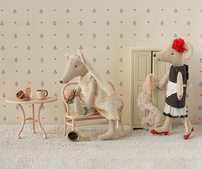 Beautician mouse, Mum
